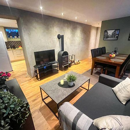 Two-Bedroom City Apartment With Fire Place, Free Parking And Fjordview Terrace - Calm And Central Ålesund المظهر الخارجي الصورة