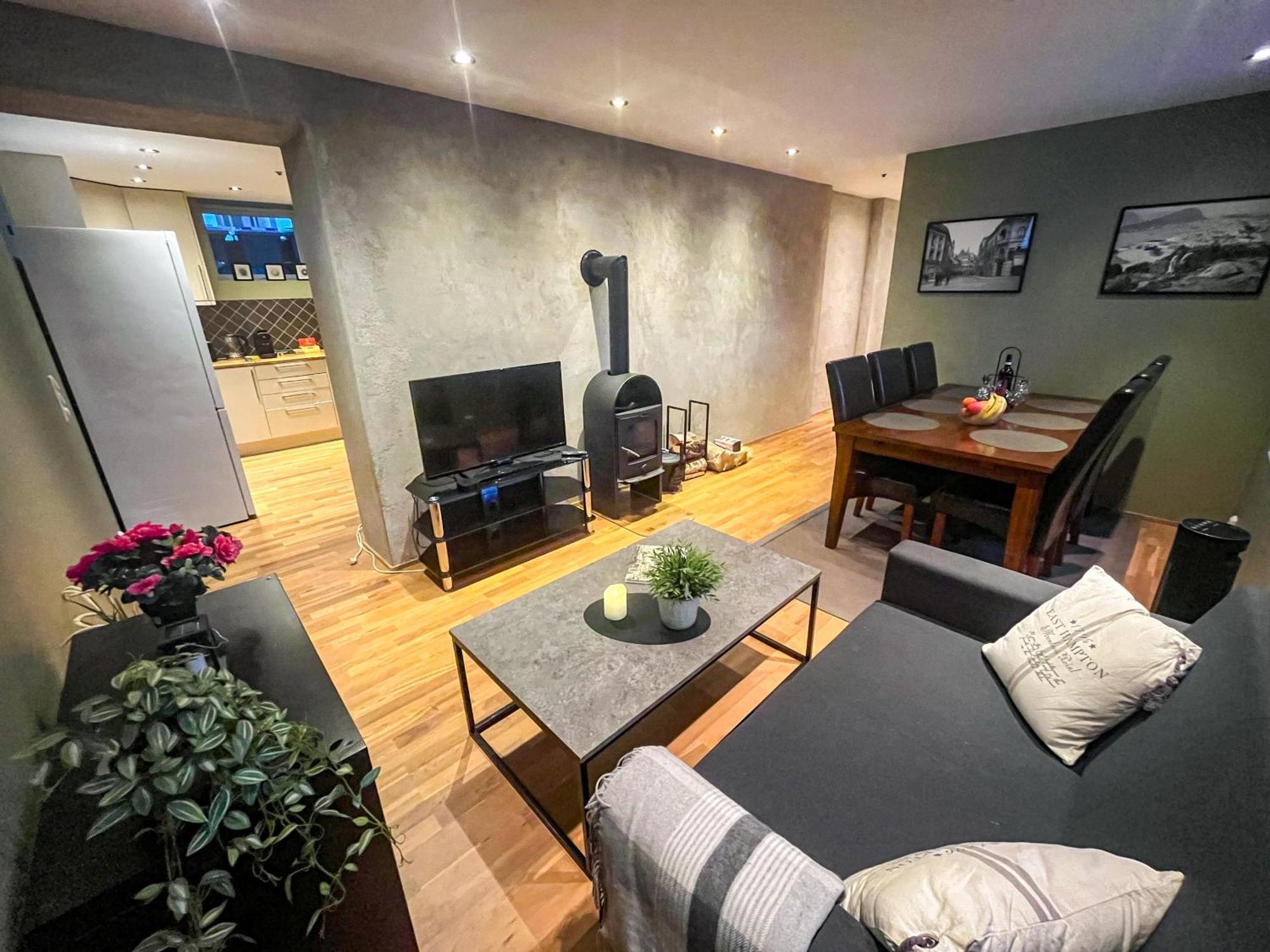 Two-Bedroom City Apartment With Fire Place, Free Parking And Fjordview Terrace - Calm And Central Ålesund المظهر الخارجي الصورة