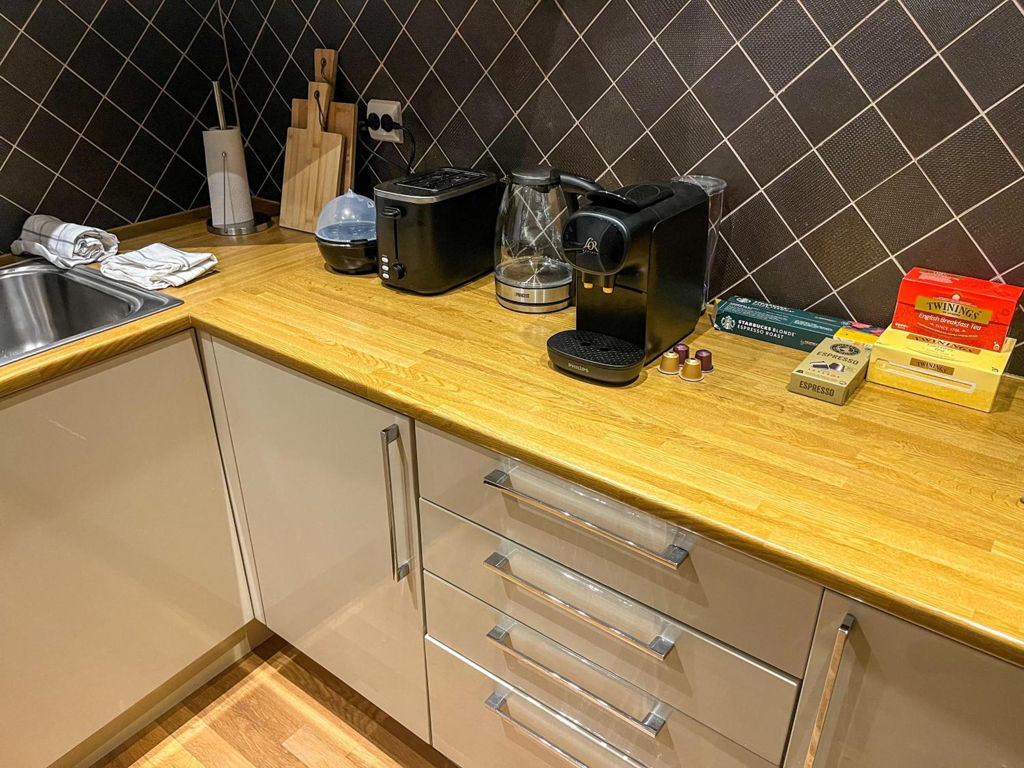 Two-Bedroom City Apartment With Fire Place, Free Parking And Fjordview Terrace - Calm And Central Ålesund المظهر الخارجي الصورة