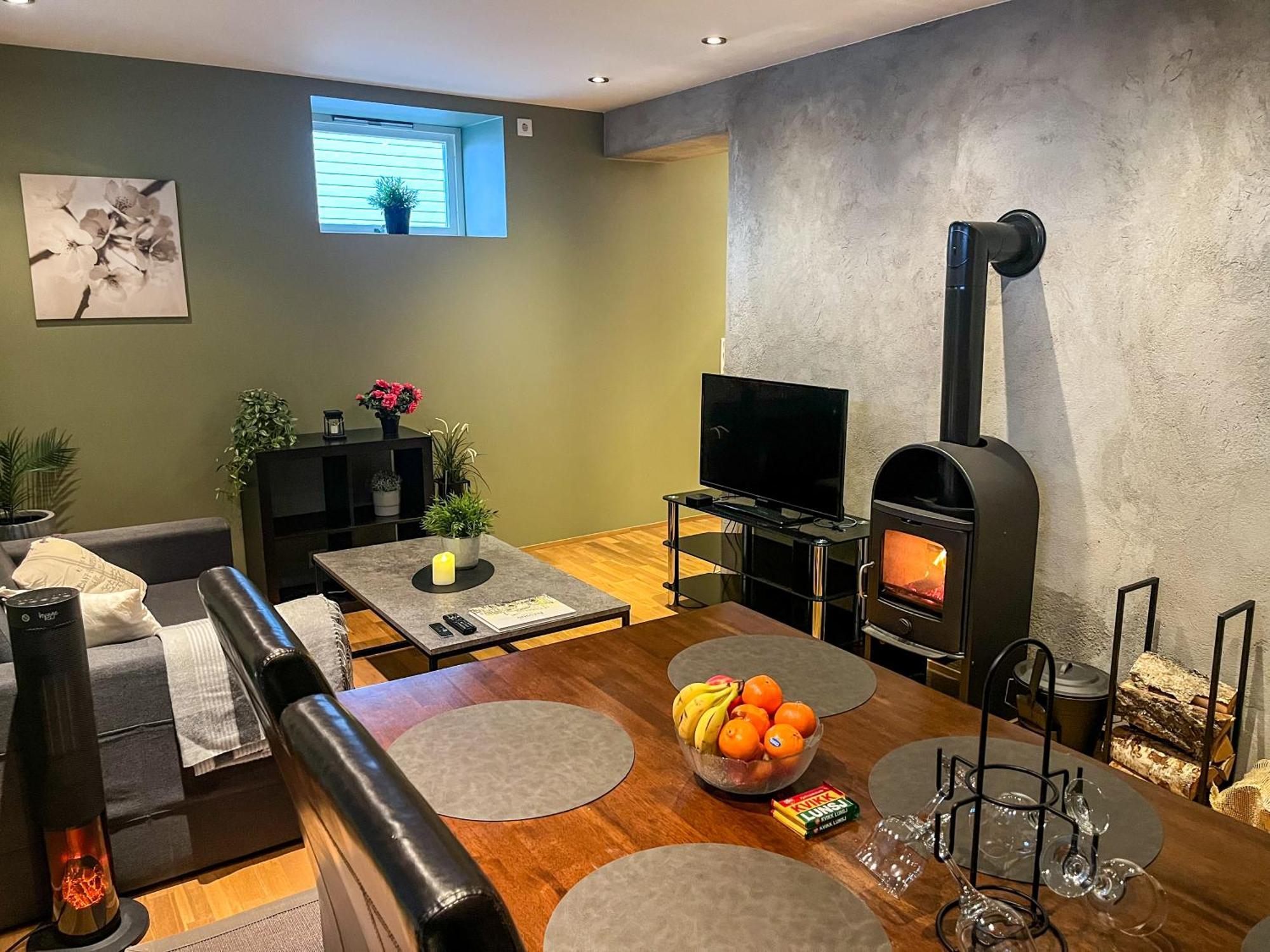 Two-Bedroom City Apartment With Fire Place, Free Parking And Fjordview Terrace - Calm And Central Ålesund المظهر الخارجي الصورة