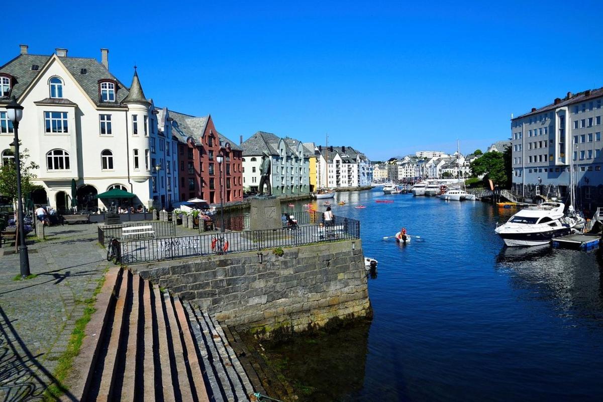 Two-Bedroom City Apartment With Fire Place, Free Parking And Fjordview Terrace - Calm And Central Ålesund المظهر الخارجي الصورة