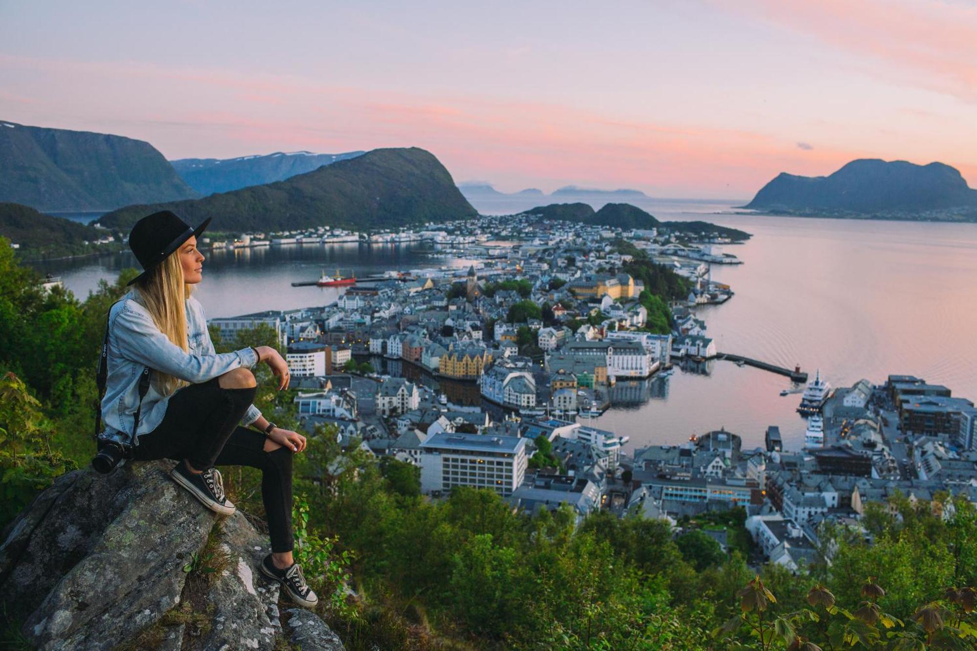 Two-Bedroom City Apartment With Fire Place, Free Parking And Fjordview Terrace - Calm And Central Ålesund المظهر الخارجي الصورة